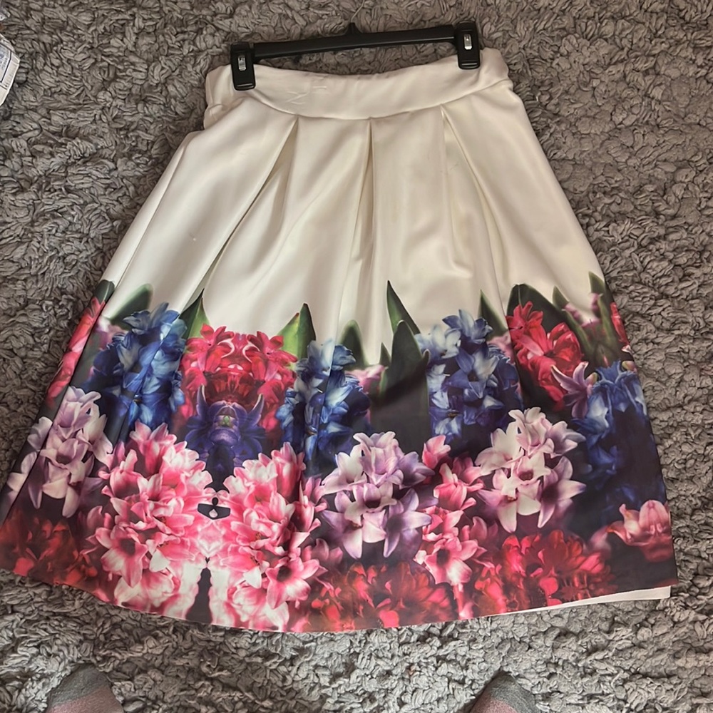 Cream Flower skirt size L